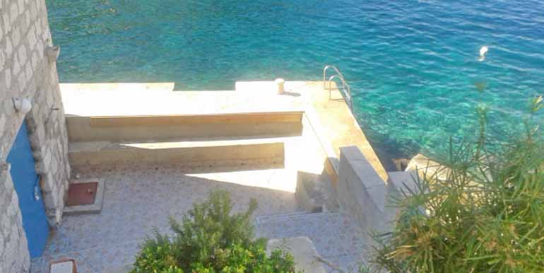 Steinhaus in der Nähe von einem kleinen Fischerdorf (1)