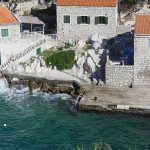 Steinhaus i nærheden af en lille Fischerdorf