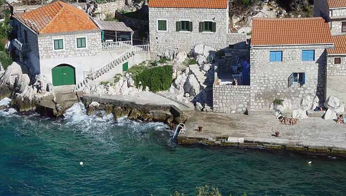 Steinhaus in der Nähe von einem kleinen Fischerdorf