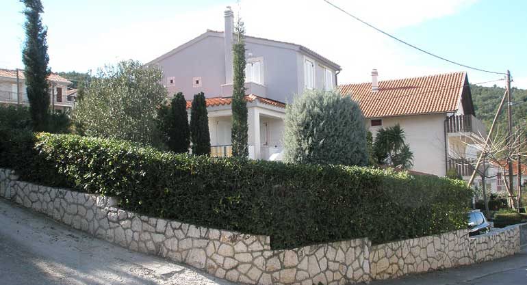 Schönes-Haus-auf-der-Halbinsel-Ciovo