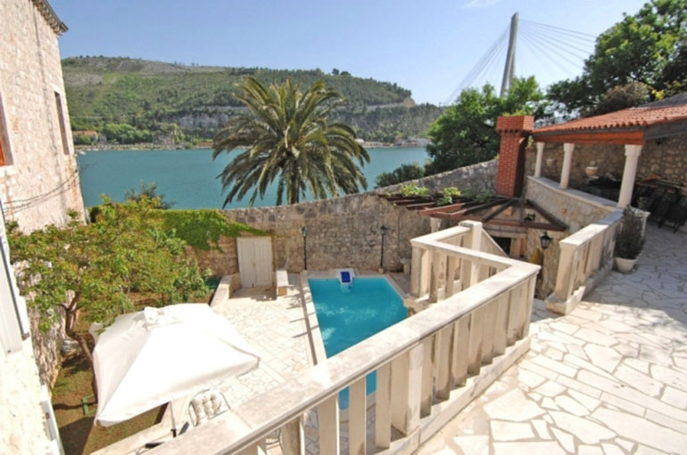 Sehr-schöne-Villa-in-Stein-gestaltet,-direkt-am-Meer.-(1)