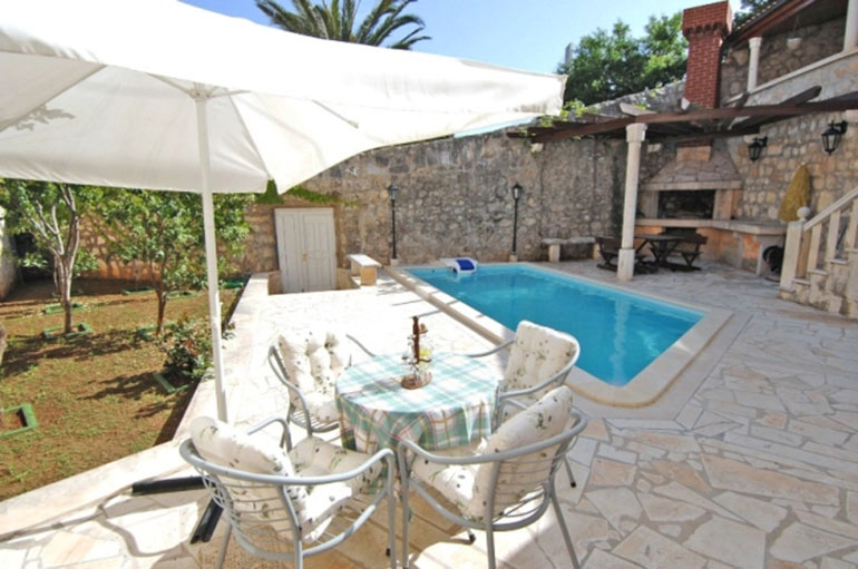 Sehr-schöne-Villa-in-Stein-gestaltet,-direkt-am-Meer.-(10)