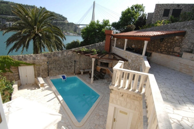 Sehr-schöne-Villa-in-Stein-gestaltet,-direkt-am-Meer.-(2)