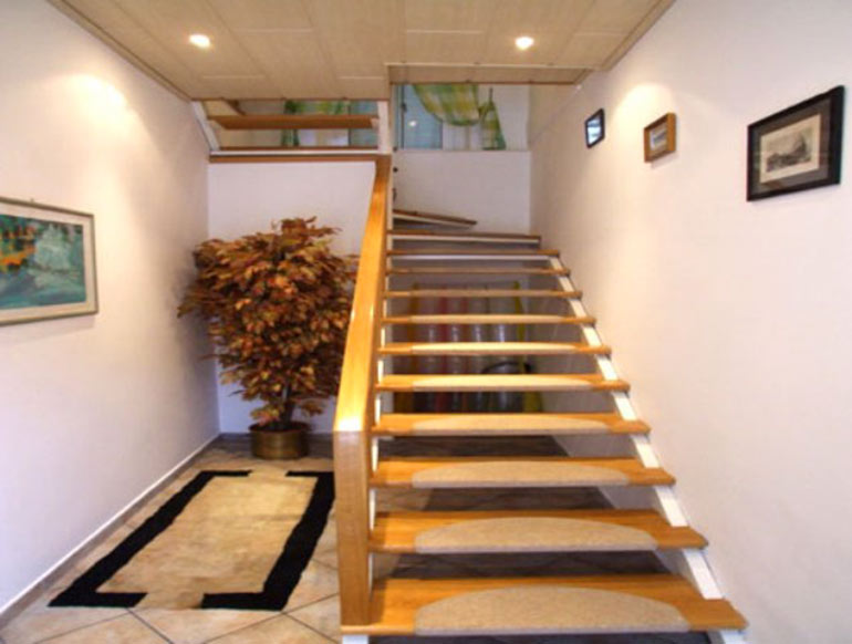 Sehr-schöne-Villa-in-Stein-gestaltet,-direkt-am-Meer.-(3)