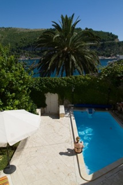 Sehr schöne Villa in Stein gestaltet, direkt am Meer. (4)