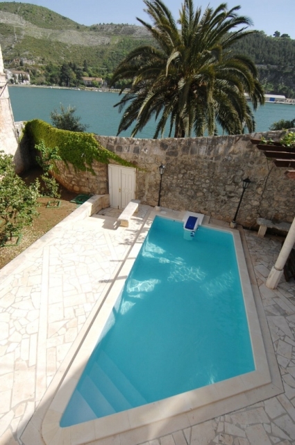 Sehr schöne Villa in Stein gestaltet, direkt am Meer. (5)