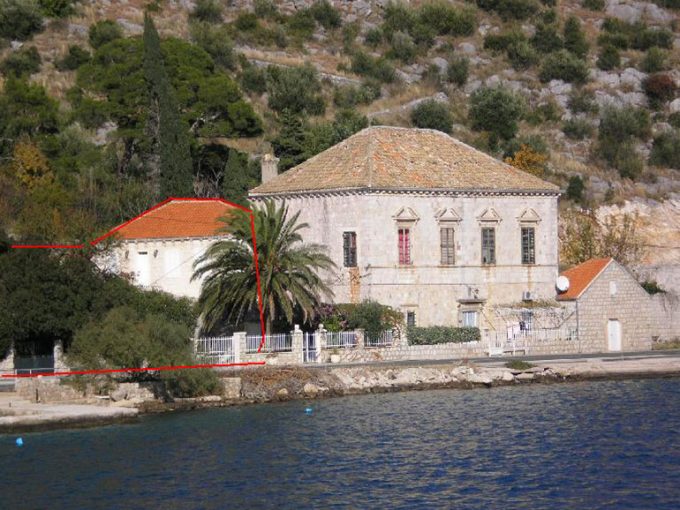 Sehr schöne Villa in Stein gestaltet, direkt am Meer