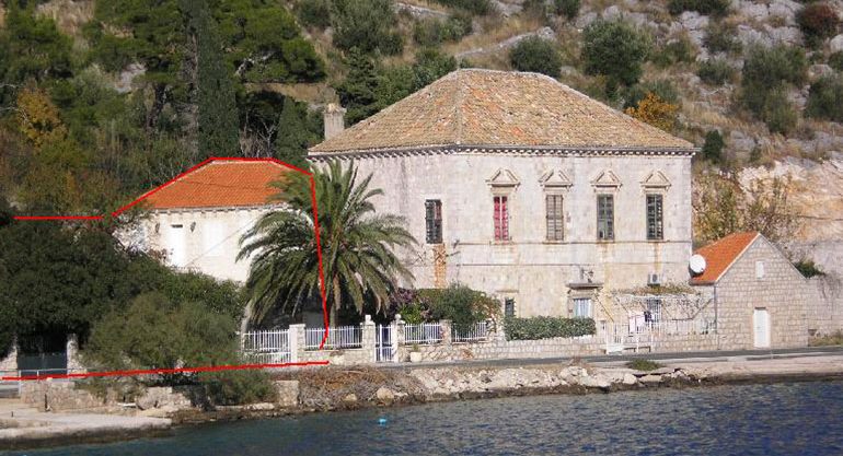Sehr schöne Villa in Stein gestaltet, direkt am Meer