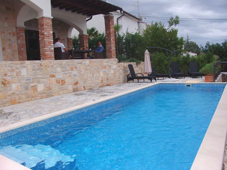 Steinvilla-auf-der-Insel-Krk-(1)