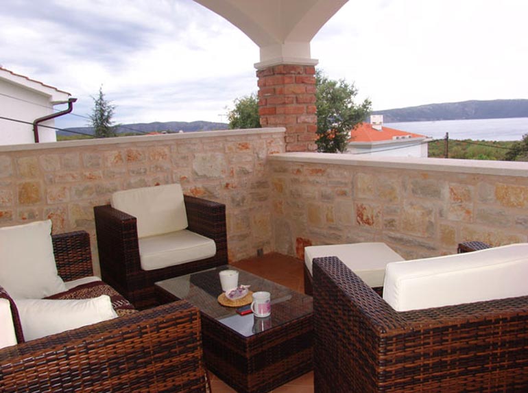 Steinvilla-auf-der-Insel-Krk-(2)