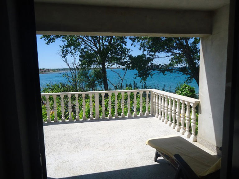 Wunderschöne-Lage-direkt-am-Meer-in-Nin-(10)