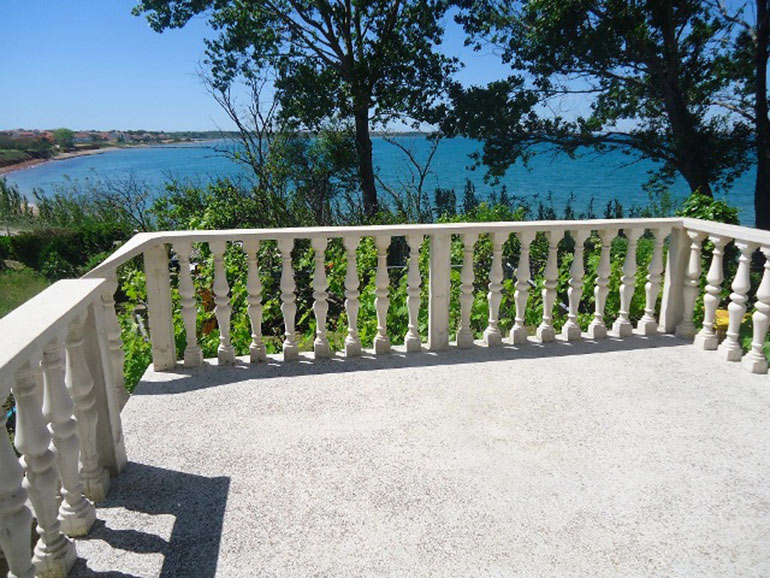 Wunderschöne-Lage-direkt-am-Meer-in-Nin-(12)