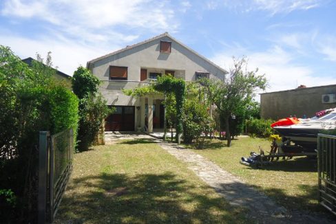 Прекрасное расположение прямо на берегу моря в Нин