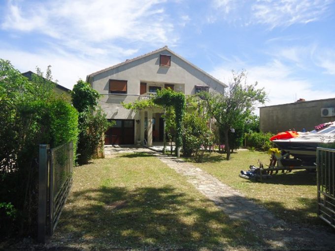 Wunderschöne Lage direkt am Meer in Nin