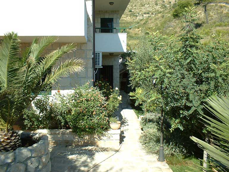 Wunderschöne-Villa-mit-Pool-in-der-Nähe-von-Split-(12)