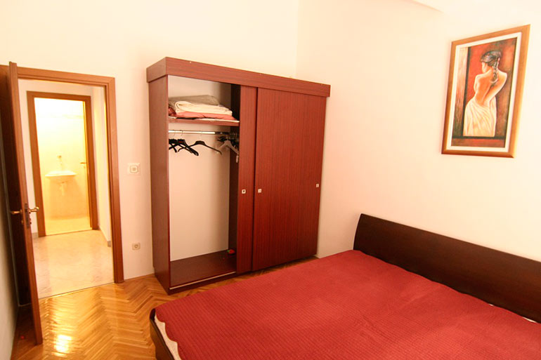 Dreizimmer-Wohnung-in-einer-urbanen-Villa-(1)