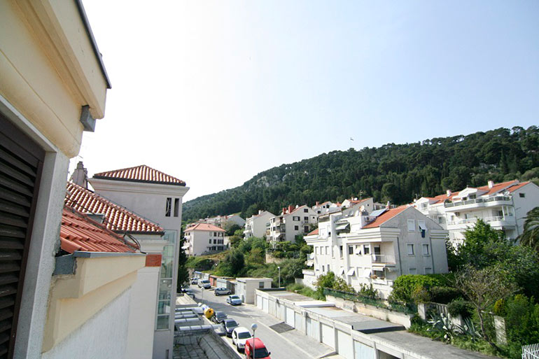 Dreizimmer-Wohnung-in-einer-urbanen-Villa-(15)